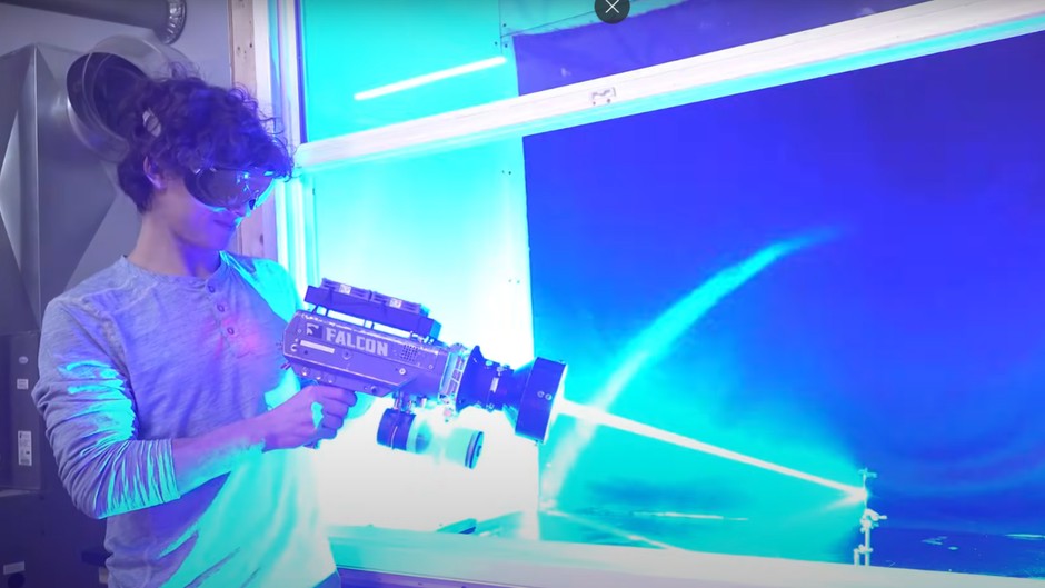Kendi yaptığı el tipi lazerle titanyumu delmeyi başardı